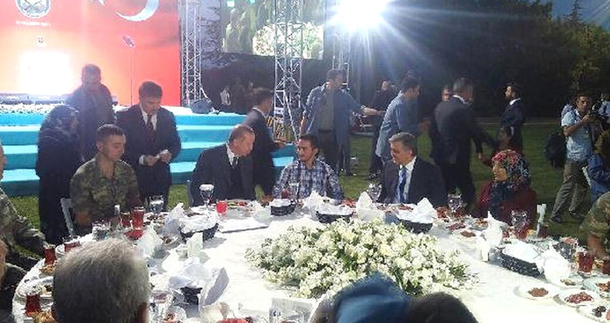 Cumhurbaşkanı Erdoğan ve Abdullah Gül Tugayda Birlikte İftar Yaptı