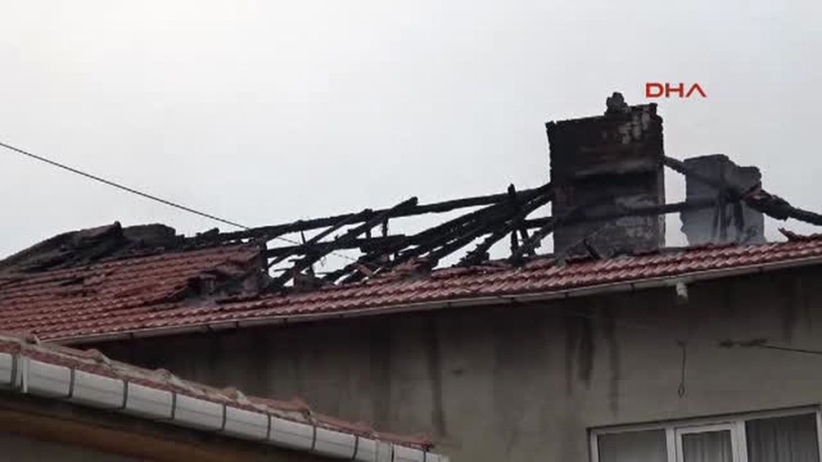 Eskişehir Yıldırım Düşen 2 Katlı Evin Çatısı Yandı