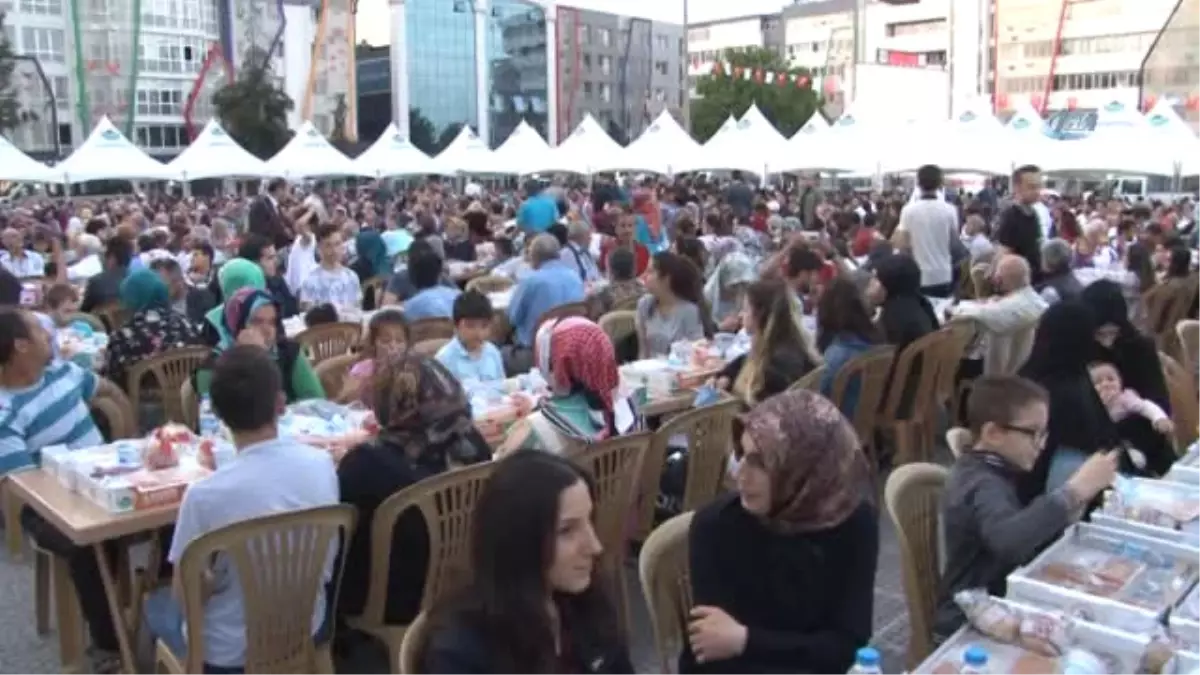İlkadım'da 10 Bin Kişilik Dev İftar