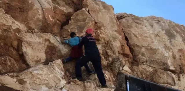 Kayalıklarda Mahsur Kalan Vatandaş Kurtarıldı