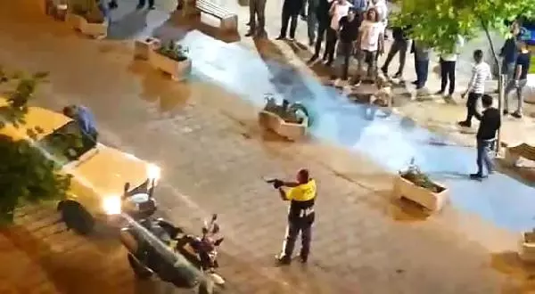 Polis, 'Dur' İhtarına Uymayan Sürücüye Silah Çekti