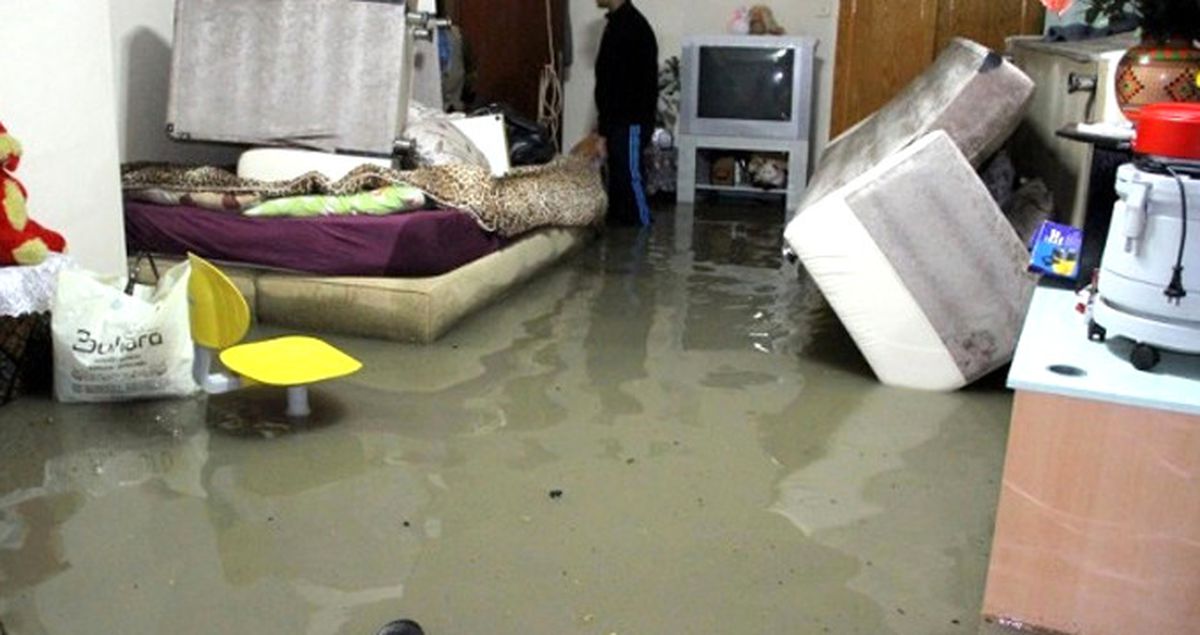 Sultangazi'de Bir Sokakta Yağmur Yağmadan Evleri Su Bastı