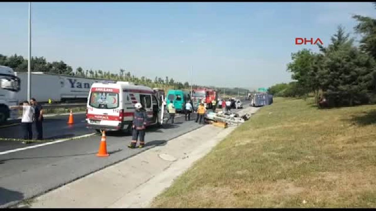 TEM'de Minibüs TIR'a Arkadan Çarptı: 2 Ölü