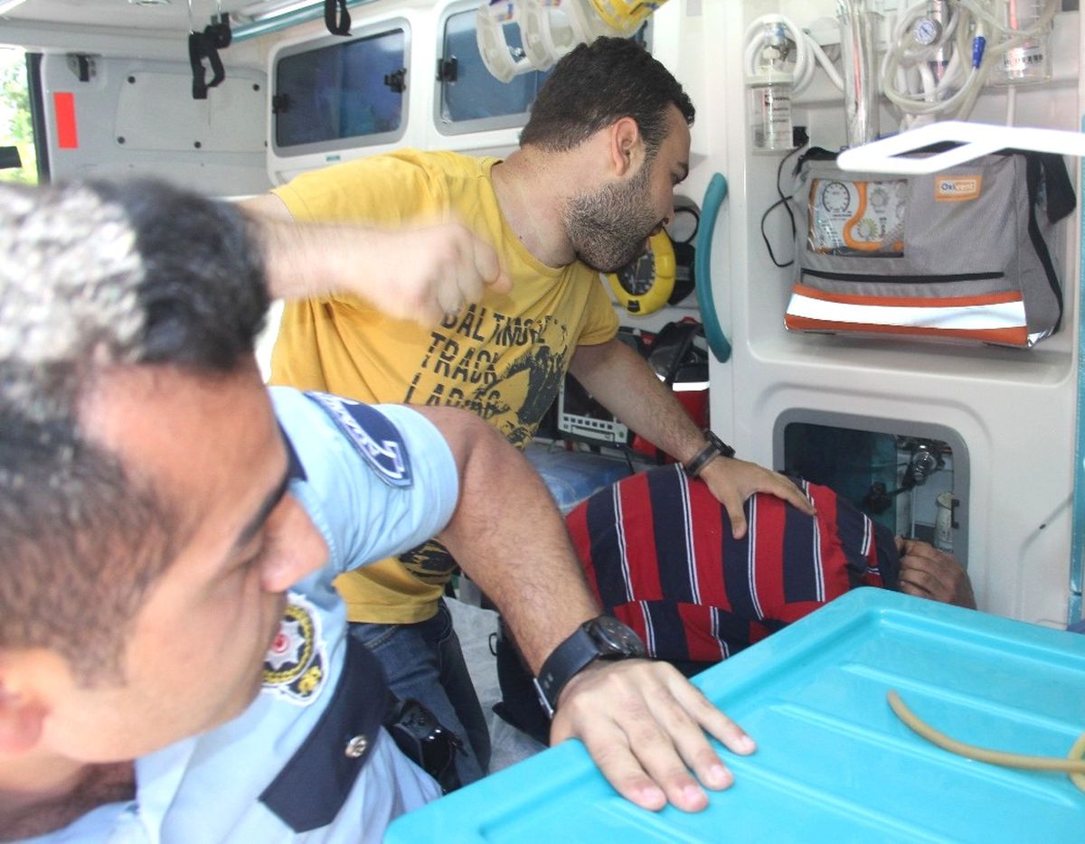 Parkta Çocuk Taciz Eden Zanlıyı, Ambulansta Tekme Tokat Dövdüler