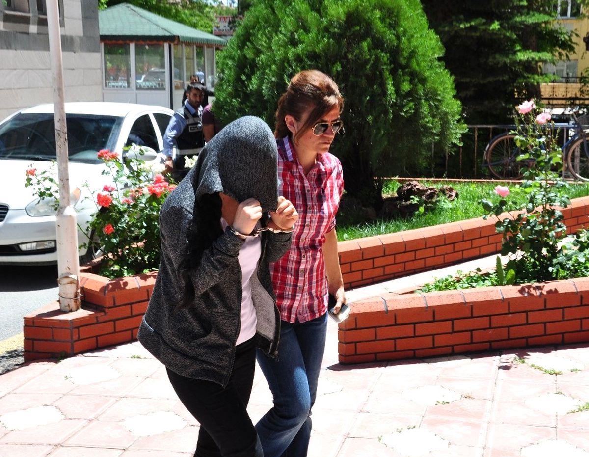 1 Haftalıkken Ölen Bebeğini Dağlık Araziye Gömen Anne, Tutuklandı