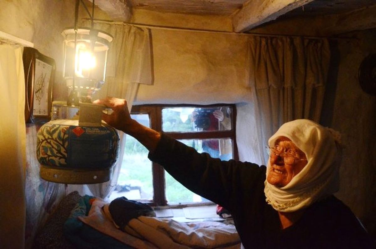 91 Yaşındaki Hesna Nine Elektrikle Hiç Tanışmamış