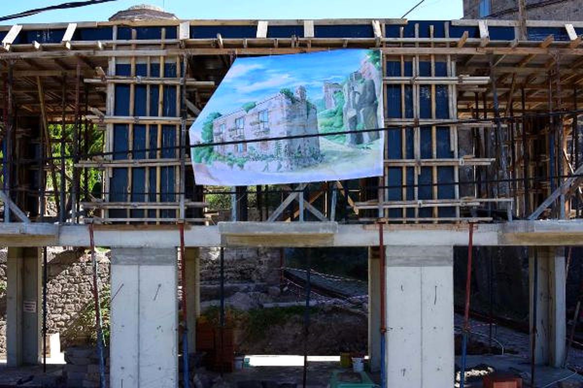 Assos'ta Otel İnşaatının Projeye Aykırı Bölümleri Yıkılacak