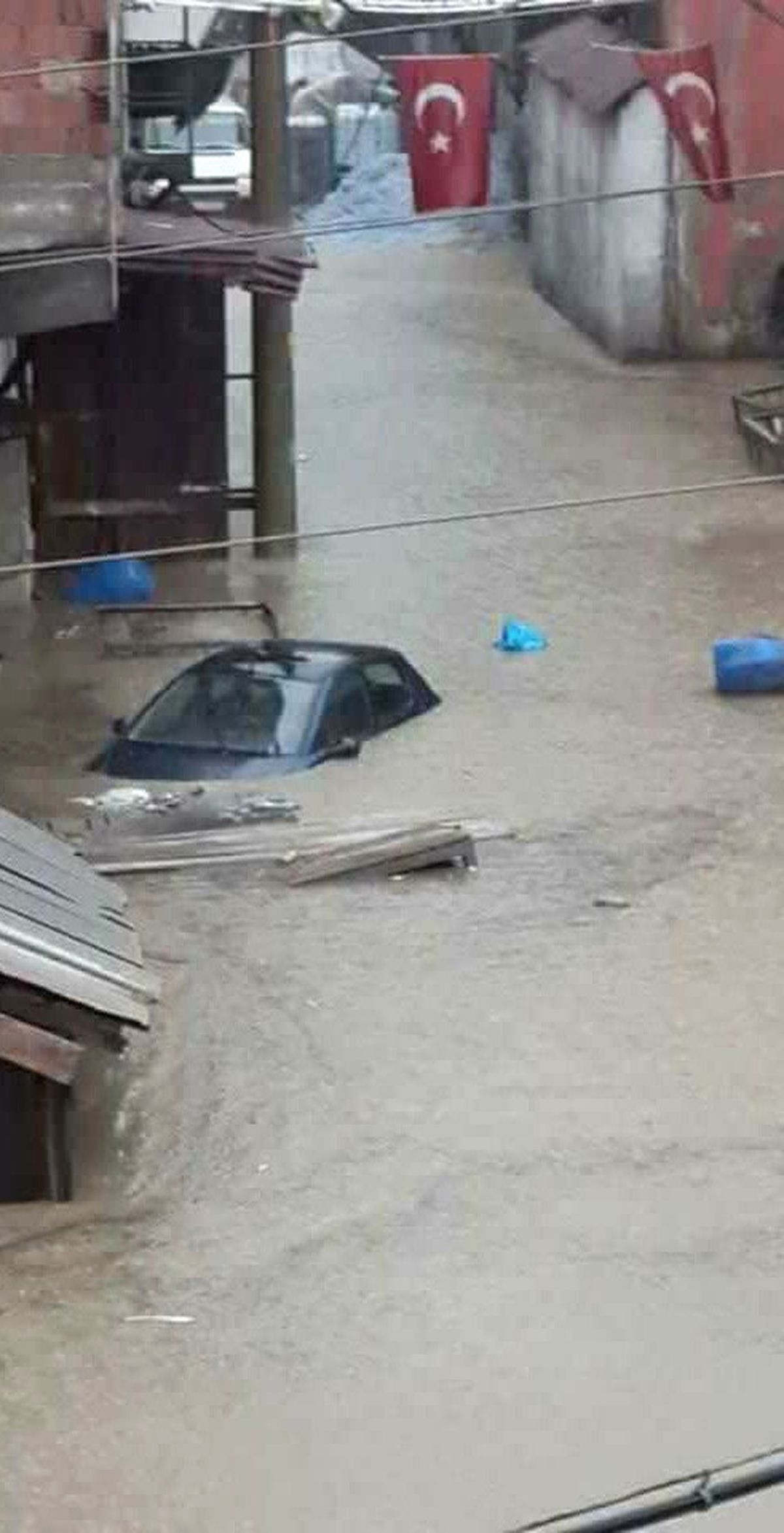 Bolu ve Manisa Sele Teslim! Evleri Su Bastı, Duvarlar Yıkıldı, Ağaçlar Söküldü