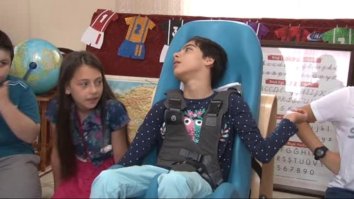Engelli Öğrencinin Karnesini Evinde Verdiler