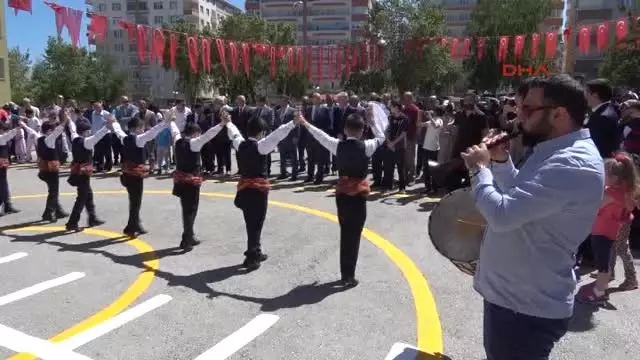 Erzurum Vali El Öpüp, Karne Dağıttı Erzurum Vali El Öpüp, Karne Dağıttı