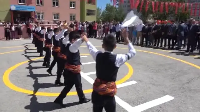 Erzurum Vali El Öpüp, Karne Dağıttı Erzurum Vali El Öpüp, Karne Dağıttı
