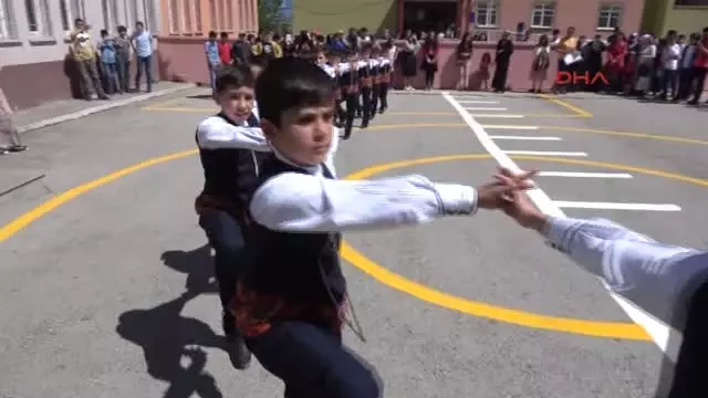 Erzurum Vali El Öpüp, Karne Dağıttı Erzurum Vali El Öpüp, Karne Dağıttı
