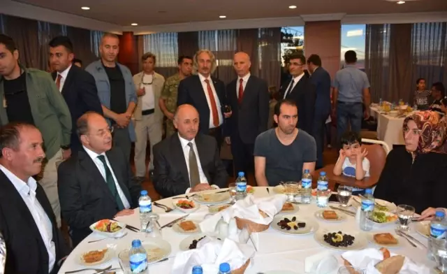 Şehit ve Gazi Ailelerine İftar Yemeği Verildi Şehit ve Gazi Ailelerine İftar Yemeği Verildi