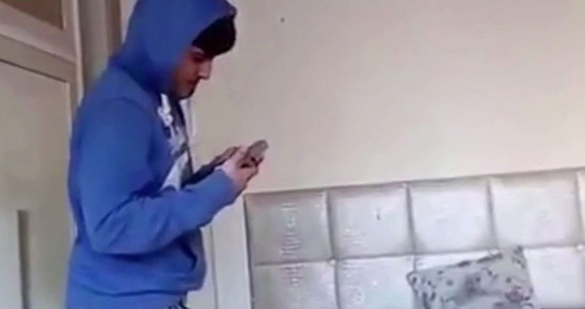 Silahı Boş Sanıp Ateş Eden Genç Duvarı Deldi