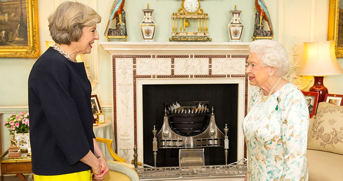 Theresa May, Kraliçe Elizabeth'ten Hükümeti Kurma Yetkisini Aldı