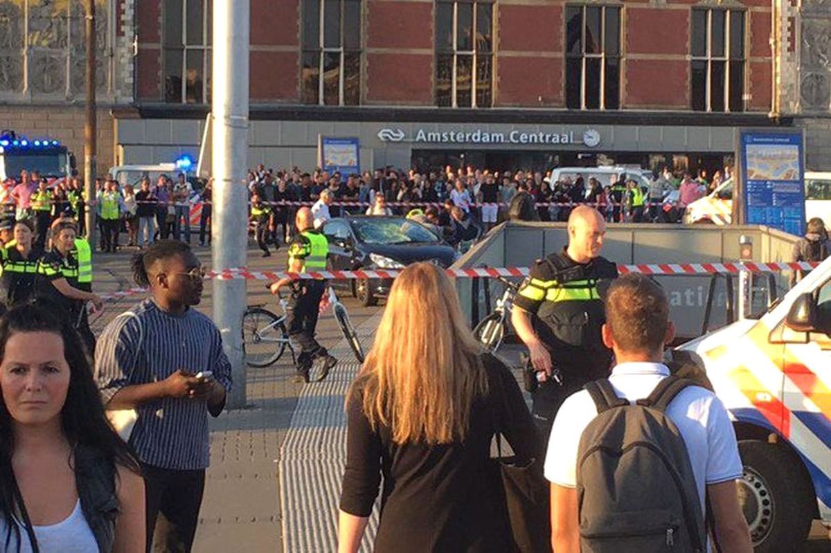 Amsterdam'da Bir Araç Sivillerin Arasına Daldı
