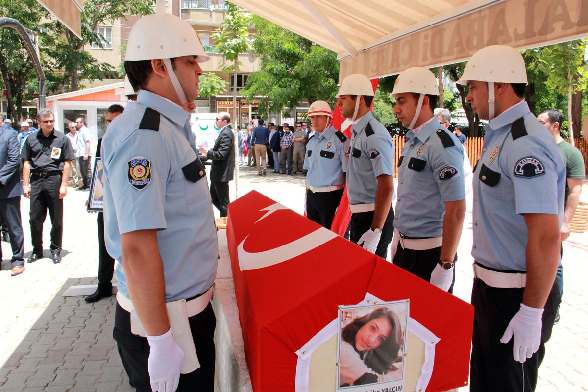 Batman Şehit Öğretmen Aybüke'yi Uğurladı, Gözyaşları Sel Oldu