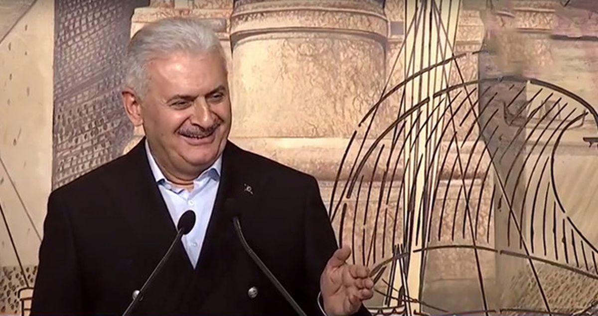 Başbakan Yıldırım Rabia İşaretinin Sıralamasını Unutunca Salondakileri Güldürdü