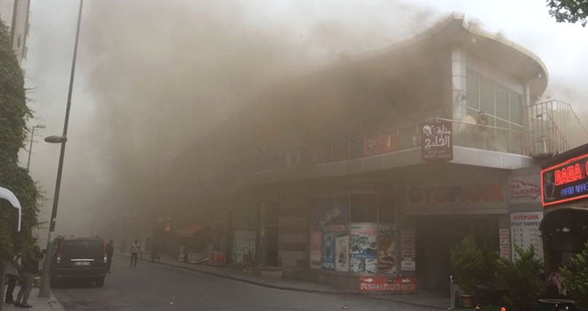 Beyoğlu'nda Bir Restoranın Çatısında Çıkan Yangın Korku Dolu Anlar Yaşattı