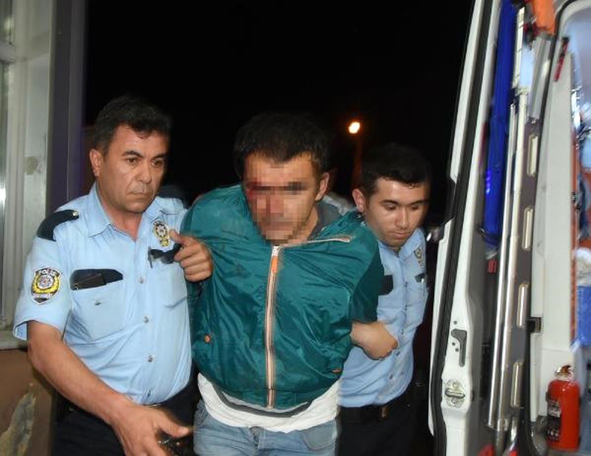 Elle Taciz Ettiği Erkek Çocuğunu Arka Sokağa Götürmeye Çalışan Sapığı Linçten Polis Kurtardı