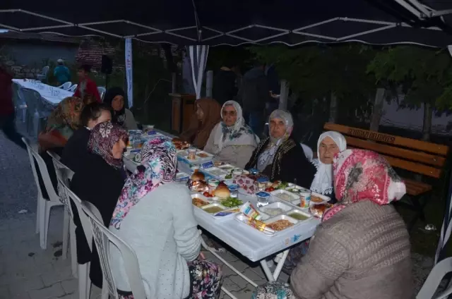 İftar Sofrası Gemiç Mahallesine Kuruldu İftar Sofrası Gemiç Mahallesine Kuruldu