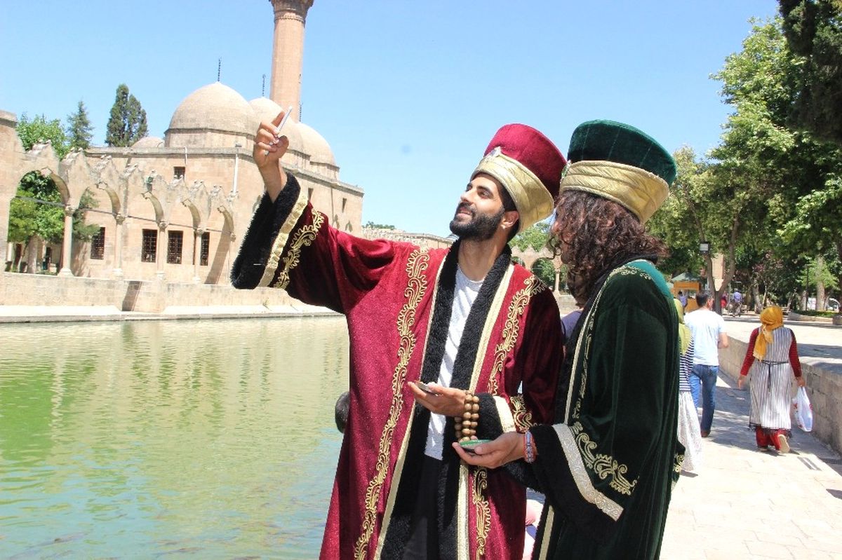 Şanlıurfa'ya Ulaşan Otostopçular Yöresel Kıyafetlere Hayran Kaldı
