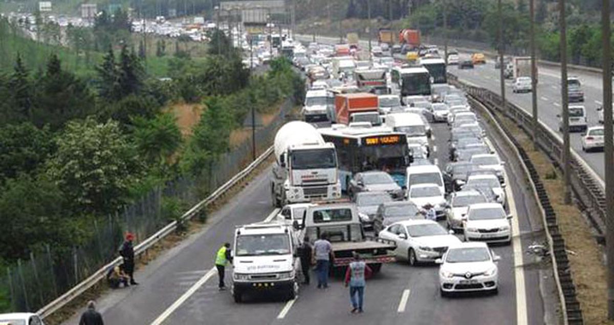 TEM Otoyolunda Zincirleme Trafik Kazası: 2 Yaralı
