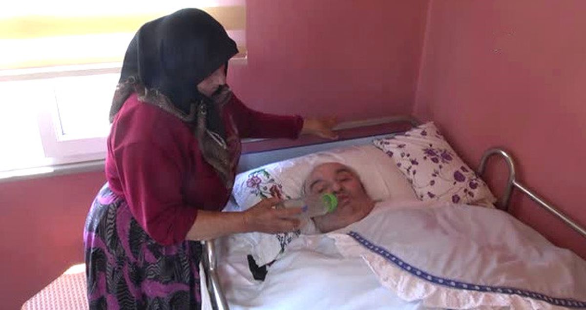 57 Yıllık Hayat Arkadaşını Biberonla Besliyor