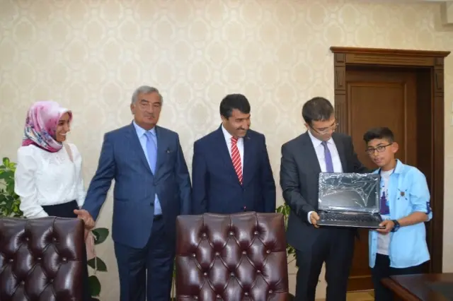 Kaymakam Öztürk Türkiye 3. Olan Tahirli Öğrenciye Laptop Hediye Etti