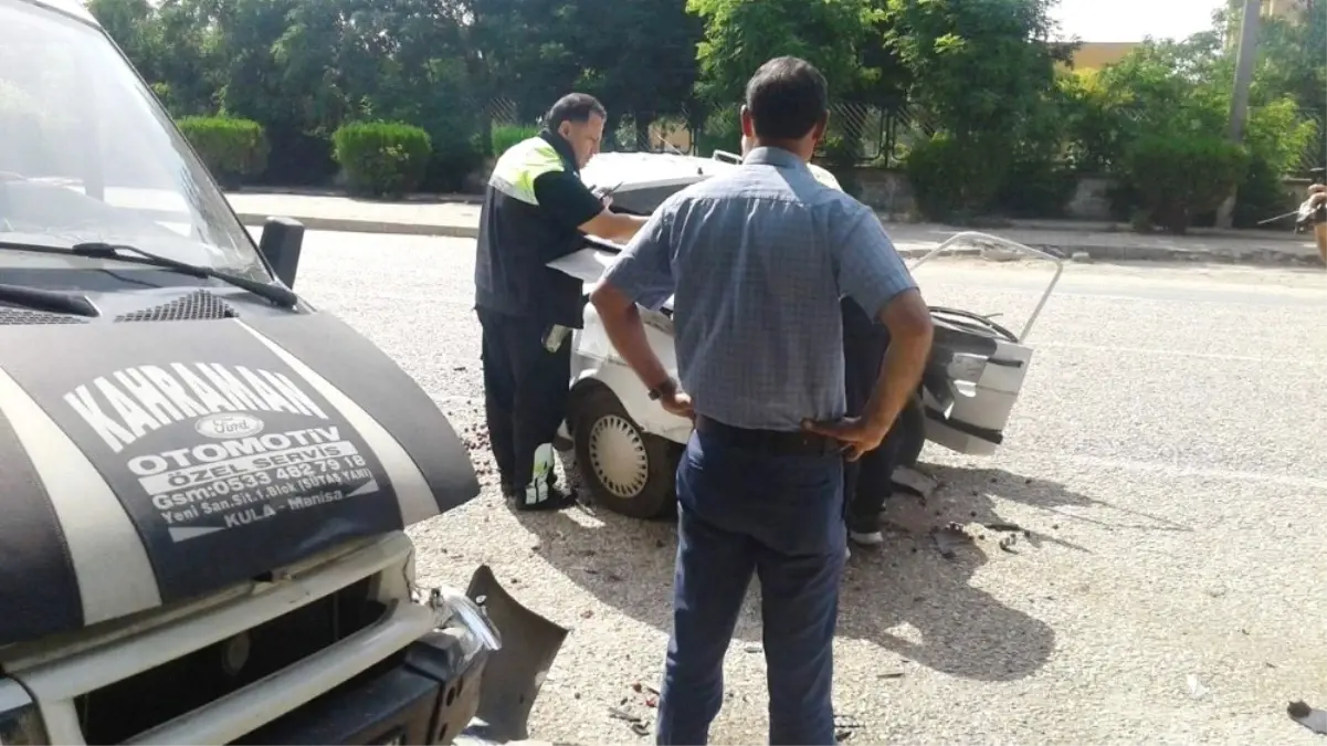 Otomobil Park Halindeki Minibüse Çarptı: 1 Ölü