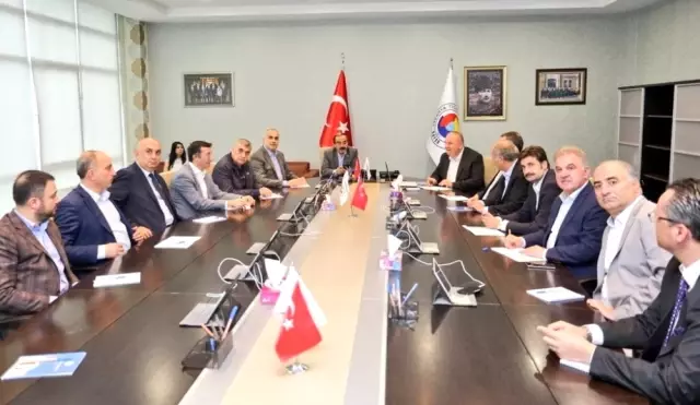 Şehrin Yöneticileri Satso'da Yerli Oto İçin Bir Araya Geldi Şehrin Yöneticileri Satso'da Yerli Oto İçin Bir Araya Geldi