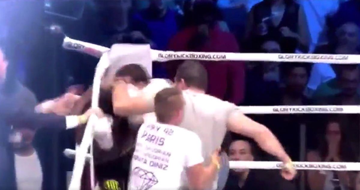 Taraftarlar Boks Ringine Girerek, Galip Gelen Boksörün Çenesini Kırdı