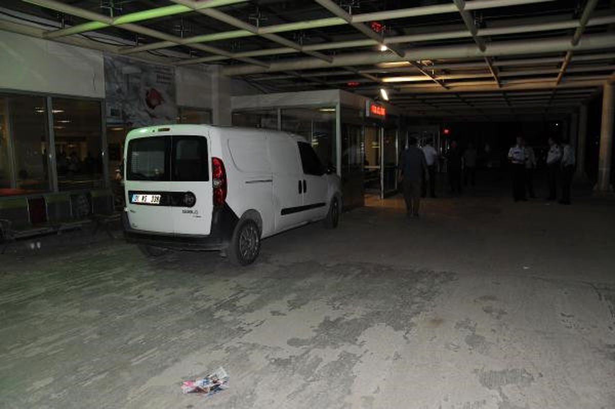 Telefona Bakmadığı İçin Kendisiyle Tartışan Kocasına Kızdı, Kendi Kendisini Bıçakladı