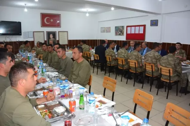Vali Azizoğlu, Mehmetçikle İftar Yemeğinde Bir Araya Geldi Vali Azizoğlu, Mehmetçikle İftar Yemeğinde Bir Araya Geldi