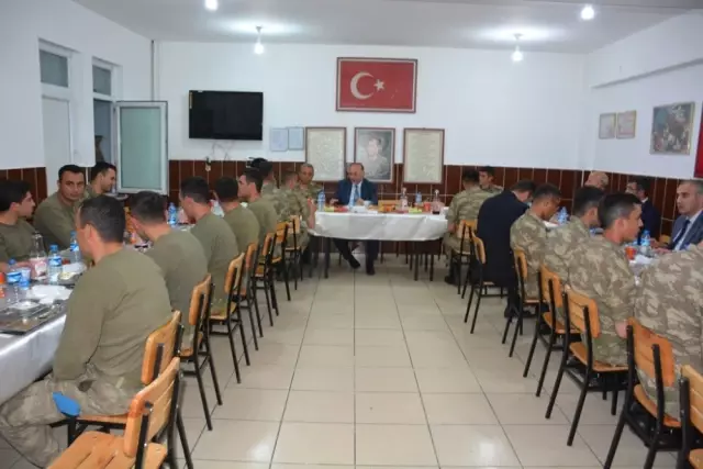 Vali Azizoğlu, Mehmetçikle İftar Yemeğinde Bir Araya Geldi Vali Azizoğlu, Mehmetçikle İftar Yemeğinde Bir Araya Geldi