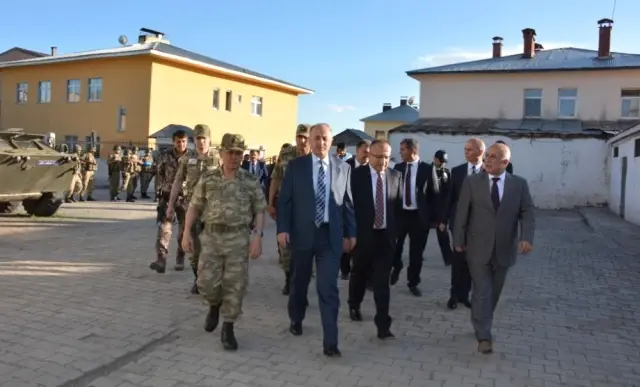 Vali Azizoğlu, Mehmetçikle İftar Yemeğinde Bir Araya Geldi Vali Azizoğlu, Mehmetçikle İftar Yemeğinde Bir Araya Geldi