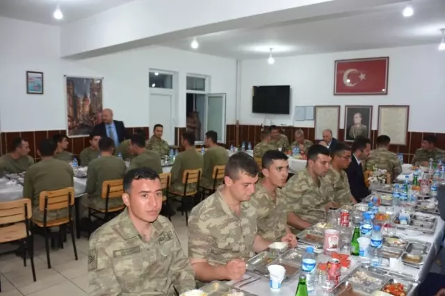 Vali Azizoğlu, Mehmetçikle İftar Yemeğinde Bir Araya Geldi Vali Azizoğlu, Mehmetçikle İftar Yemeğinde Bir Araya Geldi
