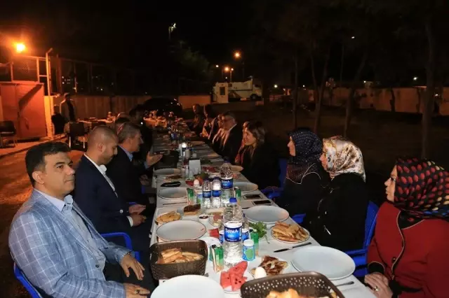 Vali Pekmez, Polislerle Sahur Yaptı Vali Pekmez, Polislerle Sahur Yaptı