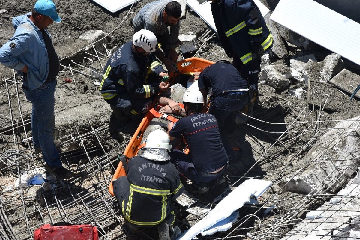 Antalya'da İş Merkezi İnşaatında Göçük: 4 İşçi Yaralı
