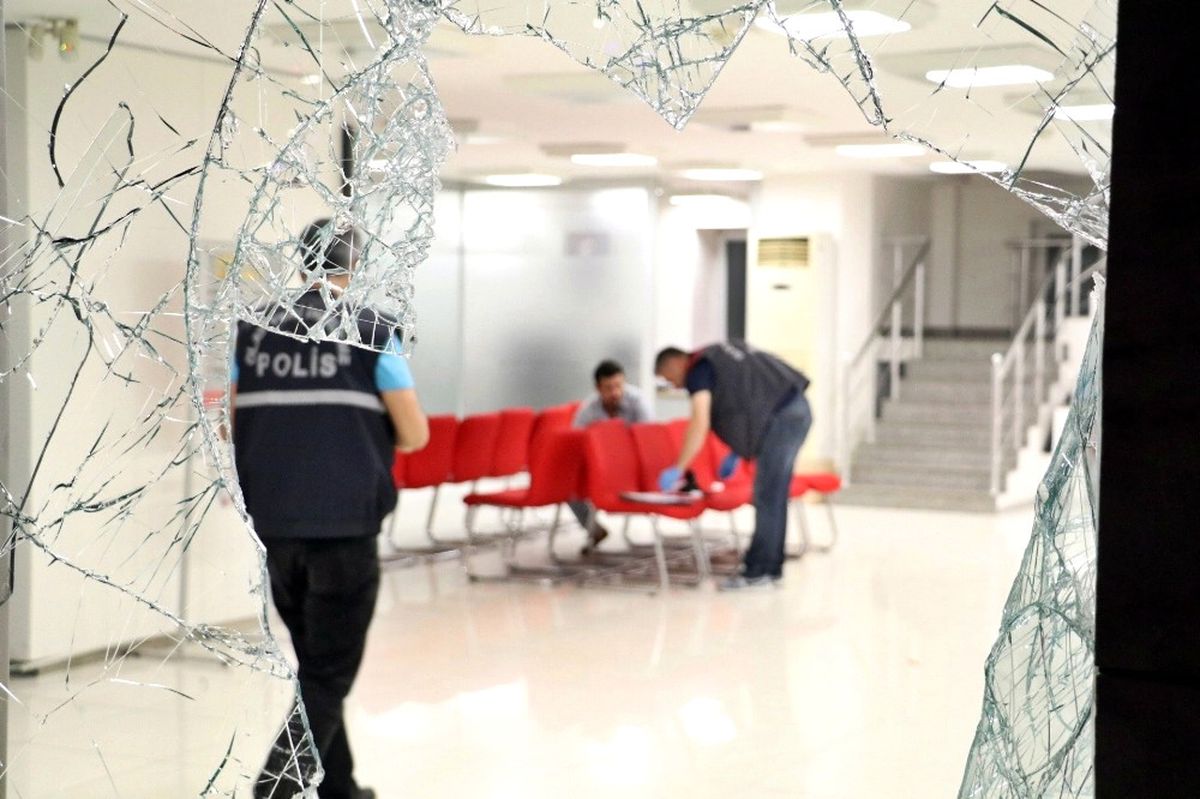 Maskeli Vatandaş, Elinde Balta ve Bidonla Gece Yarısı Bankaya Girdi