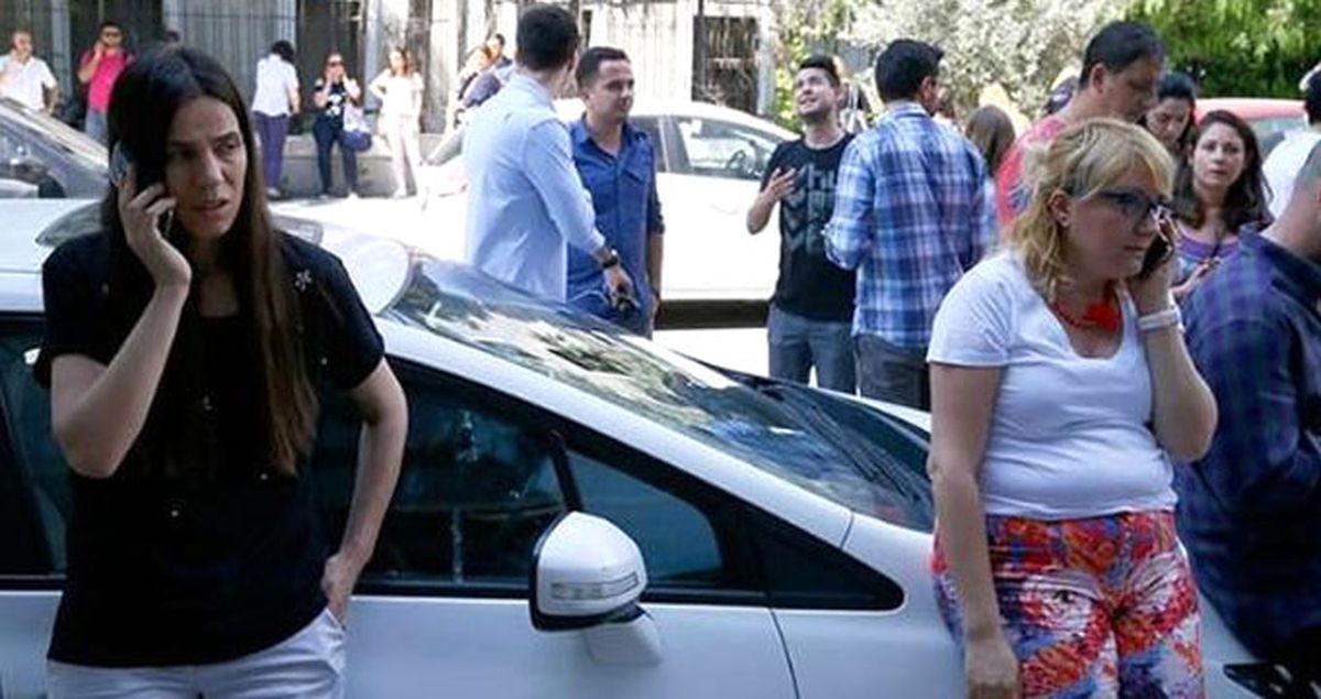 Deprem İstanbul'da Hissedildi, Vatandaşlar Sokağa Çıktı