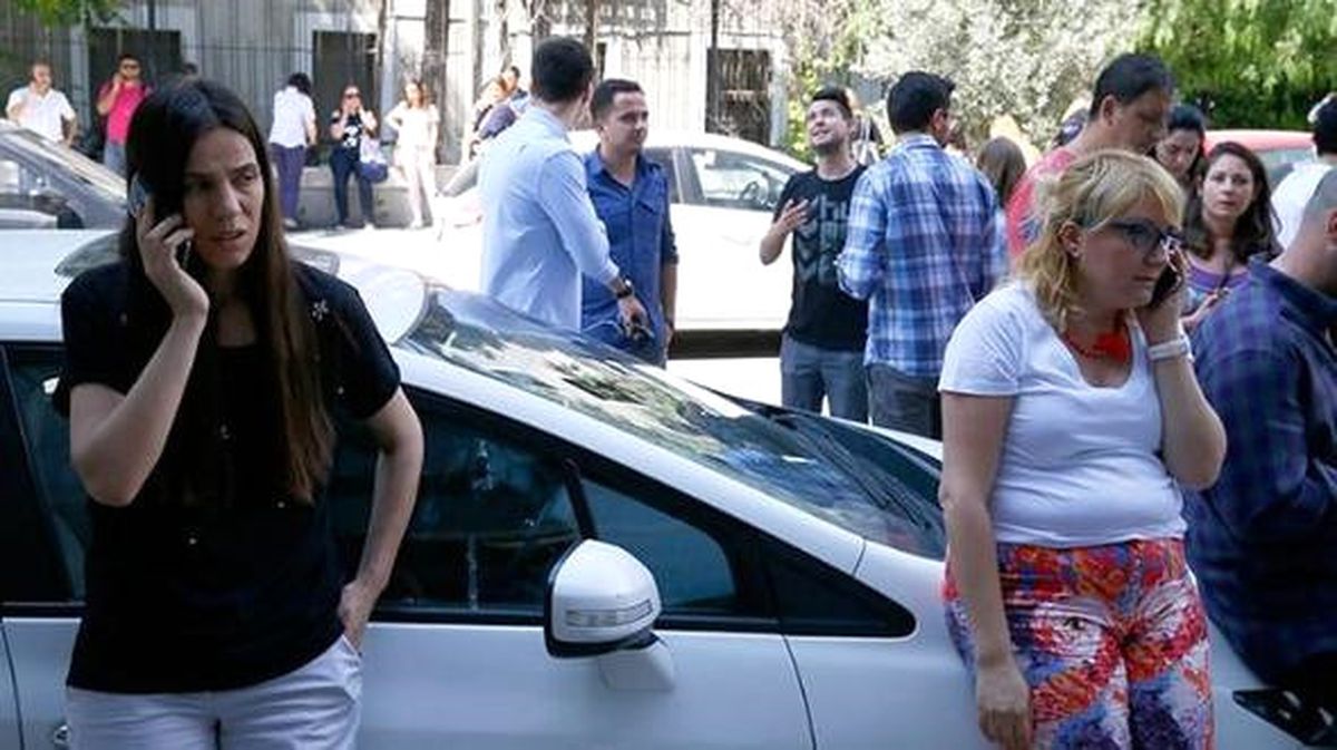 Ege'deki Deprem İzmir'i Fena Salladı, Vatandaşlar Sokağa Döküldü