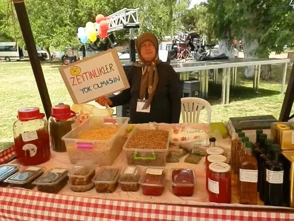 Foça Yeryüzü Pazarı'nda 'Zeytinime Dokunma' Eylemi