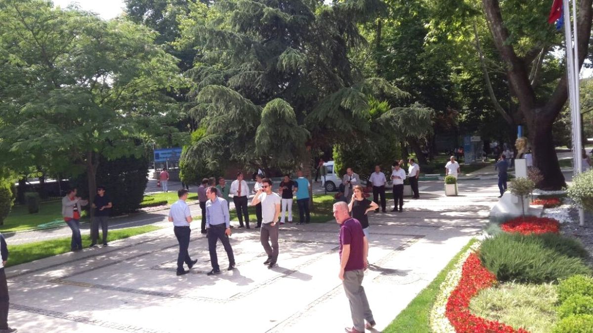 Izmir'de Korkutan Deprem: Istanbul'da da Hissedildi