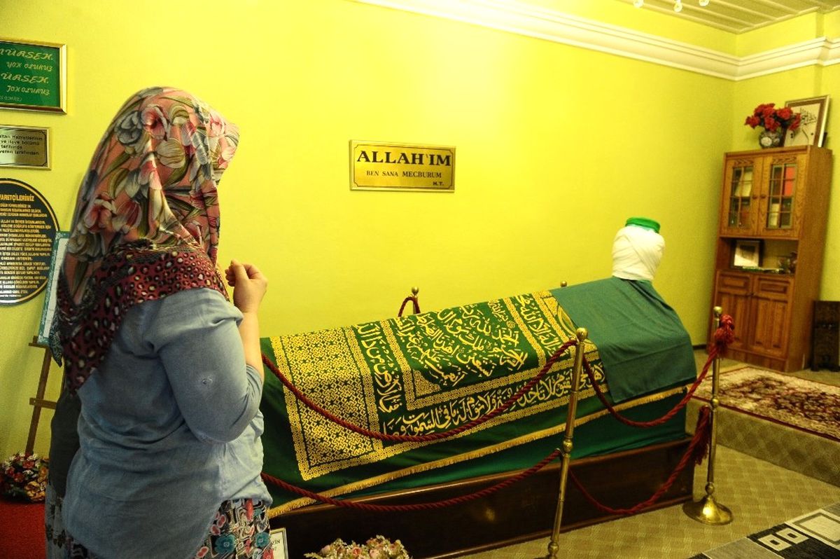 Evin İçinde Yer Alan Türbe, Ramazan'da Dolup Taşıyor
