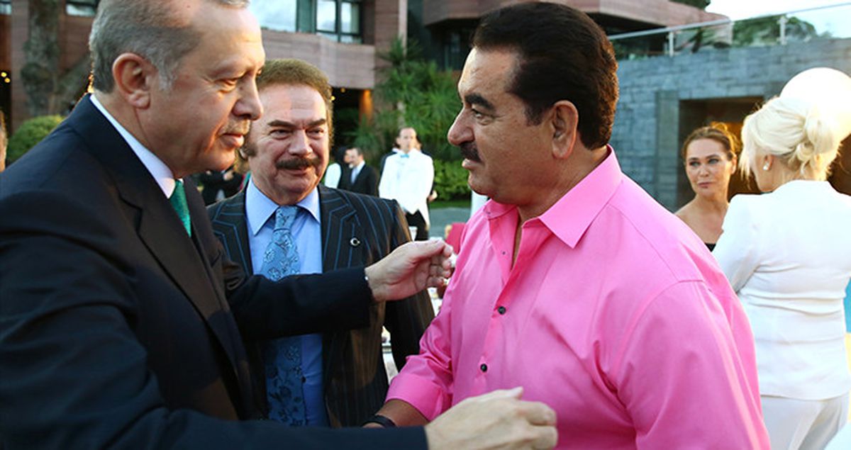 Tatlıses, Cumhurbaşkanı'nın İftarına Pembe Gömleğiyle Geldi