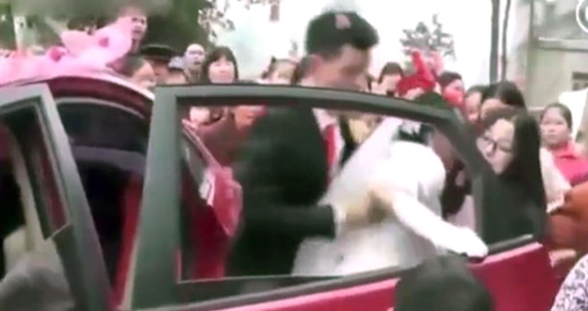 Çinli Damat, Kendisinden Para İsteyen Gelini Arabasından Zorla Çıkarıp Tekmeledi
