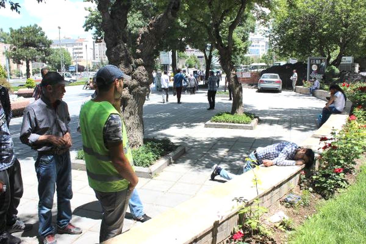 Dha Yurt - Kayseri Cumhuriyet Meydanı'nda Bonzai Dramı