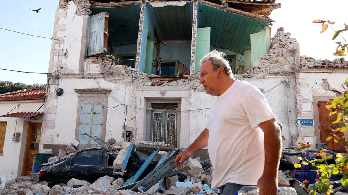 Fotoğraflarla Midilli Adası'nda Deprem Sonrası Kurtarma Çalışmaları