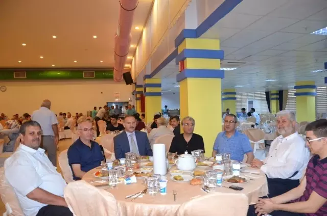 Hrü'nün Akademik ve İdari Personeli İftarda Bir Araya Geldi Hrü'nün Akademik ve İdari Personeli İftarda Bir Araya Geldi